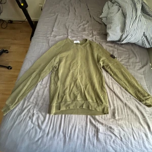Mörkgrön Stone island tröja bra skicka 7/10 L som passar m  - Badgen har aldrig blivit tvättad 