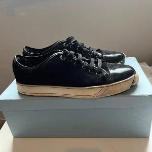 Lanvin - Fina lanvins skicket avgör ni själva men därav priset || går att hämtad i haninge annars fraktar jag bara || box ingår ||frågor?