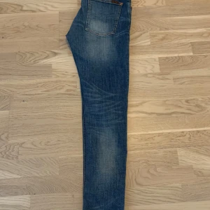 Nudie jeans skinny lin - Säljer nu mina nudie jeans då jag inte tycker dom passar mig. Storlek. W31 L32  Skick. Nyskick   Nypris. 1600kr 