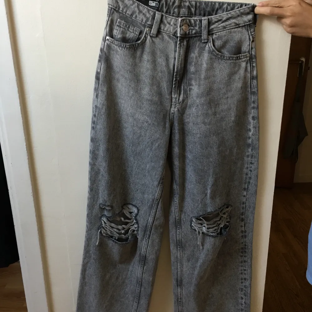 Helt oanvända HM jeans i storlek 32. Alla tags finns fortfarande kvar. Jättebra kvalitet och skick. . Jeans & Byxor.