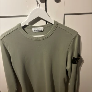 Stone island tröja (nyskick) - Säljer en stone Island tröja i nyskick. Knappt använd! Kvitto finns!