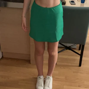 Satin kjol - Säljer min bikbok kjol i satin. Den är i storlek xs och har resår band i midjan vilken gör den lite stretchig. Den har blivit för liten för mig därför jag säljer den. Är i väldigt bra skick. 