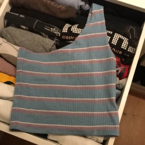 Striped oneshoulder top - Randig one shoulder topp från märket Subdued. Fint skick utan defekter.