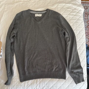 V neck tröja grå 99kr - V-neck tröja grå 99kr