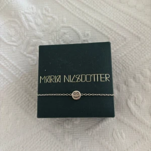 Maria Nilsdotter armband - ”i’m OK bracelet” i silver som inte finns kvar att köpa längre. Jättefint skick och ask tillkommer😊