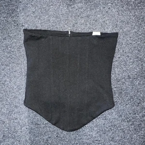 Top från Nelly - Svart topp från Nelly Storlek XXS, modell Jersey Corset Top. Aldrig använd då den va för liten.  Nytt pris 200kr, mitt pris 200kr + frakt.