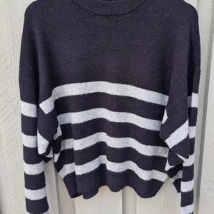 Randig stickad tröja  - H&M  Randig stickad tröja, lapparna bortklippta. Stl S, nopprig