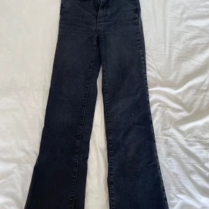 Svarta jeans  - Svarta jeans i storlek xs/32, model: bootcut, hög midja   Använda några gånger  Står inte för frakt men kan posta om man swishar innan 