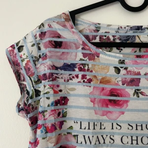 Fin T-shirt med tryck - T-shirt med tryck. Mycket använd men fullt fungerande!