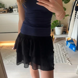Volang kjol - Super fin svart volang kjol som inte kommer till användning längre💓I storlek XXS men skulle säga att den passar XS-S också🤠Bra skick. Hör av dig vid fler frågor eller bilder🤗