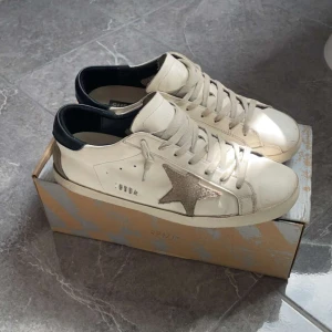 Golden Goose - Ett par riktigt fina golden goose i fint skick. Har några slitningar men inget man tänker på. Skriv vid fler bilder eller andra frågor. Även intresserad i byten. Pris diskuteras 