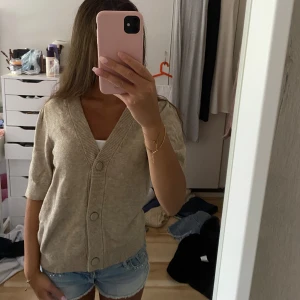 Tröja - Stickad tröja med knappar💓 supermysig, knappast använd. I stl xs men passar även S 