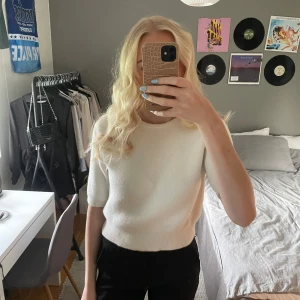 Stickad t-shirt - Jättefin stickad t-shirt från zara som tyvärr inte kommer till användning, superfint skick!