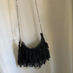 Zara handväska - Hej!! Jag säljer min superfina väska från Zara. Endast använd vid fåtal tillfällen💕💕 Det är bara att höra av sig om ni har frågor!