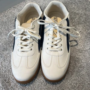 Nelly skor - Super snygga skor från nelly som påmins lite om adidas samba skorna. Det är storlek 40 men skulle säga att dom även passar 41.