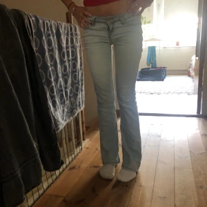 Lågmidjade Levi jeans  - Funderar på att sälja dessa kollar vad jag kan få för dem!💕