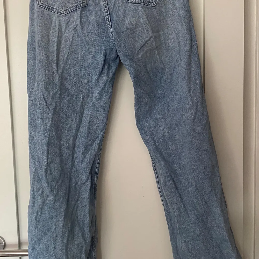 Snygga jeans, långa ben och loose fit. Hål som snygga detaljer på olika ställen. Sparsamt använda.. Jeans & Byxor.