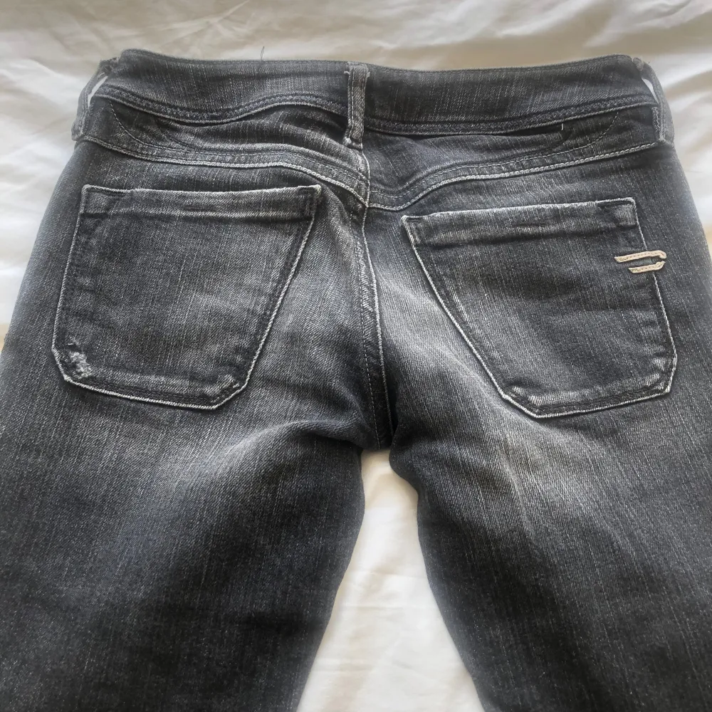 Vintage diesel jeans i nästan perfekt skick! Väldigt lågmidjade och i en rak modell. Passar mig som är 168cm. Mått från skrev till midja ca 18 cm. Midjemått ca 68cm. Innerbenslängd ca 83cm. Vikt ca 505g.. Jeans & Byxor.