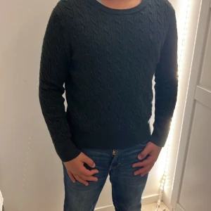 SÄLJER MORRIS TRÖJA SOM HAR KRYMPTS I TVÄTMASKINEN FRÅN L TILL UNGEFÄR S, OP 959 MEN EFTERSOM DEN HAR KRYMPT SÅ SÄLJER JAG DEN FÖR 300 - STICKAD MORRIS TRÖJA OP 959