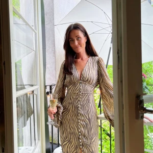 Adoore klänning - Säljer denna populär klänning ifrån adoore i modellen Positano. Helt slutsåld 