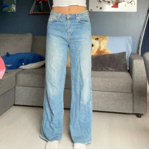 Blåa high rise jeans  - Inga defekter, storlek 38, når till golvet på mig som är 176
