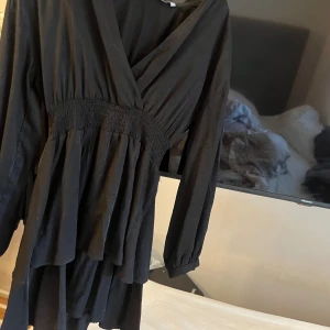 Volangklänning zara - Säljer denna klänning med volang från zara då den inte kommer till så mkt användning