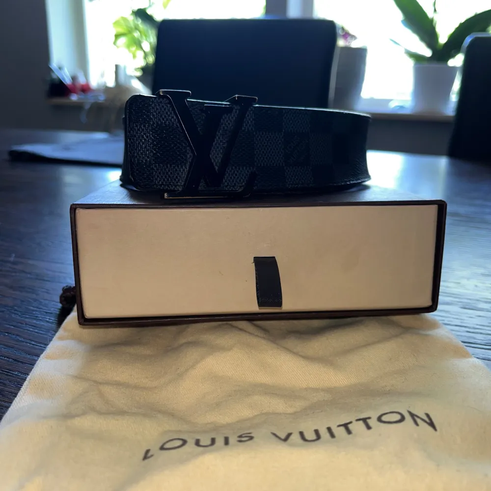 Louis Vuitton Graphite Damier bälte storlek 100/40 Inköpt på Louis Vuitton i Köpenhamn. Nypris 7500kr Mitt pris 3000kr Låda Dust bag  Kvitto tillkommer. Accessoarer.