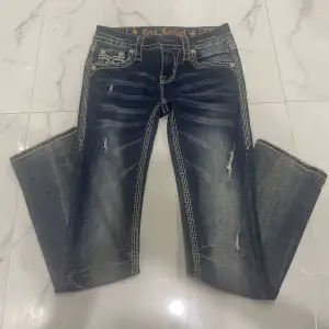 Hej! Säljer dem här as snygga lågmidjade bootcut jeans, pga av att dem va lite små vid midjan. Midjan är 26 men mer som 25-24! Original pris var runt 7 tusen baht, vilket är 2000kr. ”Pris kan diskuteras” 🩷🩷