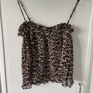 Leopard mönstrad topp - Fin topp med leopard mönster. Använd några få gånger då jag har tröttnat på den och använder inte den. Tycker också att den sitter lite sådär. Inte stretchig. I mycket bra skick. 