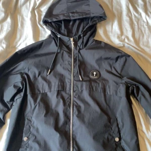 Trapstar jacka - Skicka 9/10 De är ett litet hål på vänster armen men man ser knappt de kan skicka mer bilder o pris går att diskutera 