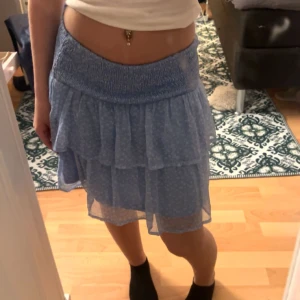 Volangkjol - Supersöt kjol från! Kommer inte till användning längre. Superfint skick