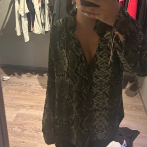 Blus i orm mönster 🐍🥰 - Super fin och blus i bra skick. Den är i ganska tunt material och är så skön på en lite kallare sommar/höst dag😍☀️ Säljer då den ej är min stil längre. (pris kan diskuteras) skriv vid intresse eller funderingar🥰