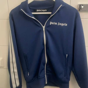 Palm angels zip - Säljer en äkta palm angels zip strlk M skick 10/10🔥🔥🔥🔥👊👊👊💯💯 Kom privat om du har frågor💯💯