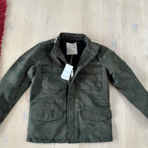 Field jacket från Zadig Voltaire  - En snygg camoflage field jacket från märket Zadig Voltaire. Jackan är helt ny och har prislapp och original påse kvar. Pris kan diskuteras. 