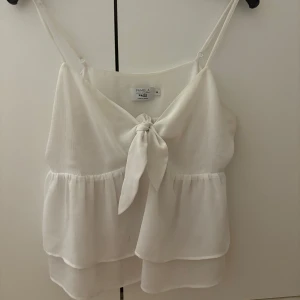 Blus - Jättesöt sommar blus, den är i bra skick och bara använd ett par gånger✨