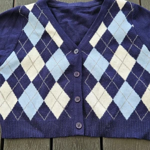 Cropped kofta - Cropped, kortärmad, stilren kofta från Shein