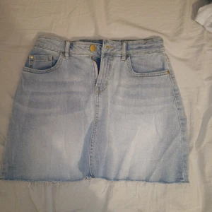 Jeans kjol - Jätte snygg jeans kjol från Lindex. Har bara använt 1 gång. Om man vill ha den lite kortare så kan man klippa den. Den är lite större än 146-152.🩷 Köpte för 350kr. 