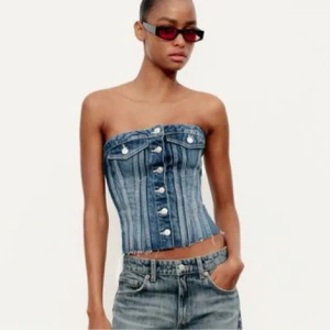 Jeansropp - Jag säljer denna fina jeanstopp från zara! Tyvärr tycker jag inte att den passar på mig därav har jag valt att sälja den! Aldrig använd! Säljer för 200 + köpare står för frakt ❣️ Pris går att diskutera vid snabb affär💕