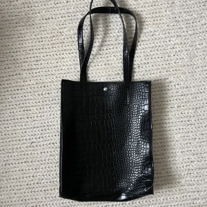 Svart totebag / axelväska  - Svart totebag / axelväska. Postas eller så möts vi upp i Göteborg :D