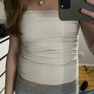 Supersöt tubtopp från ZARA - Topp från ZARA, perfekt för fest och vardag då den är lätt att använda till mycket! Ett riktigt bra plagg att ha i garderoben! (lånade bilder, säljer pga att den inte passar mig tyvärr)!