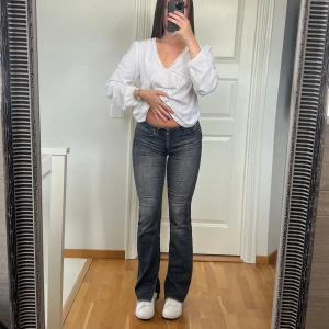❣️Grå Bootcut jeans❣️ - Gråa Bootcut jeans med slits. Storlek M32 men sitter som en S32/34✨jättesköna jeans i bra skick ❣️