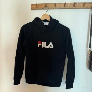 Fila hoodie 10-11 år -nyskick  - Nyskick -använd och tvättar en gång. 