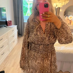 ”Leopard” klänning från zara - Klänning i brunt/beigt mönster med puffärmar och knytning upptill. Bara använde en gång så den är i världscupen bra skick💕