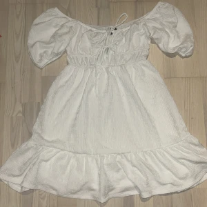 Super fin vit klänning - (Skriv innan ni köper, då jag också säljer denna på Vinted) Super söt klänning från Gina Tricot! Är i bra skick då den bara använts några fåtal gånger. Säljer för att den inte längre kommer till någon användning. Skriv om ni har några funderingar💕
