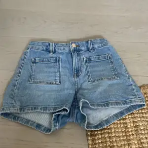 Ett par fina jeans shorts i bra skick perfekt till sommarn👍🥰🙏☀️🌊