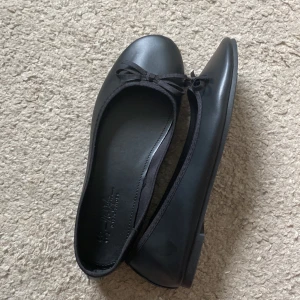 Ballerina skor - Säljer dessa ballerina skor, endast testade! Nyskick❤️köpta för 399kr! Kan gå ner i pris vid snabb affär❤️🙌