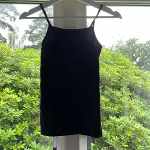 Ett vanligt svart linne  - Storlek 146/152