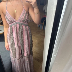 Maxiklänning Pepe Jeans - Säljer nu min eftertraktade klänning från Pepe Jeans. Storlek S och sparsamt använd ❤️