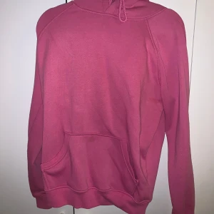 Rosa hoodie  - Bra skick, väldigt mjuk och varm!