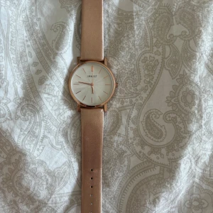 Klocka - Säljer nu min klocka från Ernest. Den har stannat men är enkelt att fixa i en butik. Den har inga repor och är knappt använd. Den är lite koppar färgad